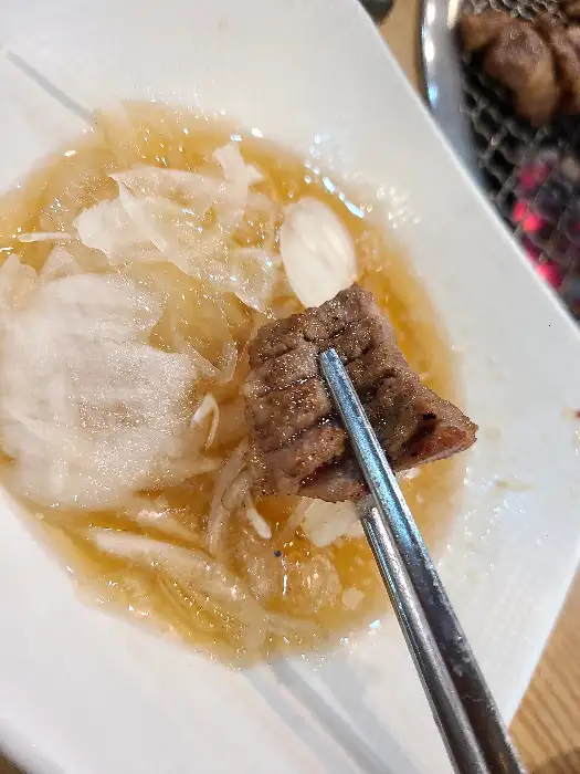 돼지갈비 한 점을 집어든 모습