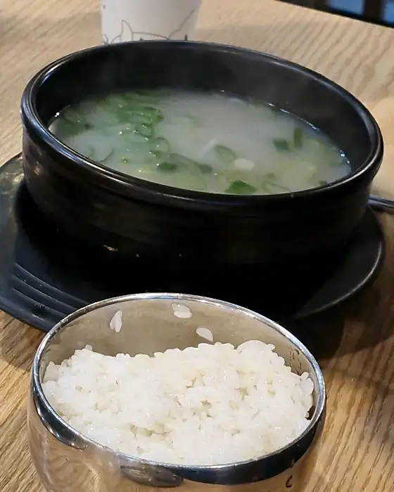 따뜻한 국물의 된장찌개와 밥