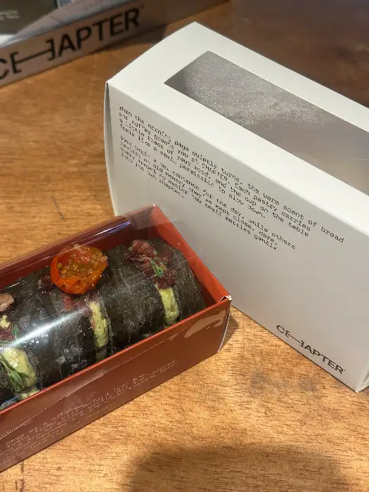책 모양으로 포장된 챕터의 시그니처 빵