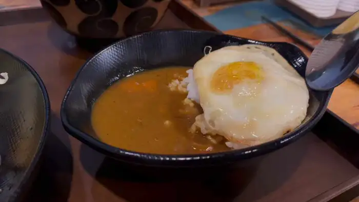 치즈가 가득 찬 치즈돈까스와 커리