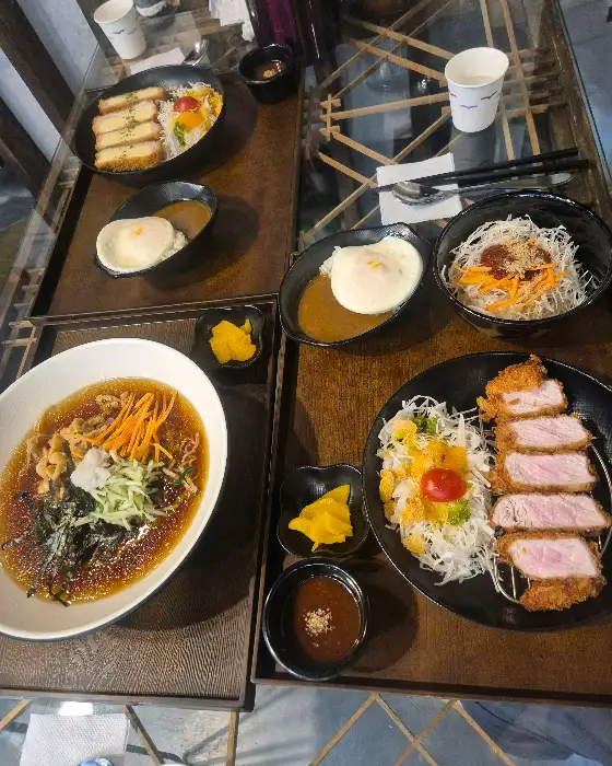 테이블 위에 차려진 다양한 메뉴 사진, 돈까스, 모밀, 카레라이스 등