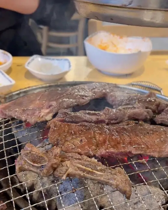 신선하고 먹음직스러운 소고기 덩어리들