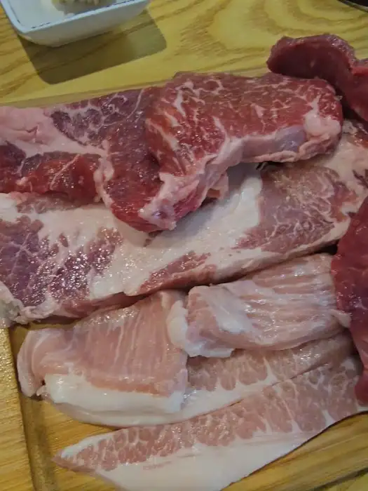 숯불 위에서 맛있게 익어가는 소고기