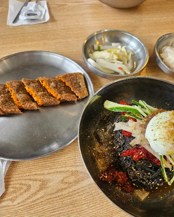 막국수와 메밀전병이 함께 놓인 테이블 모습