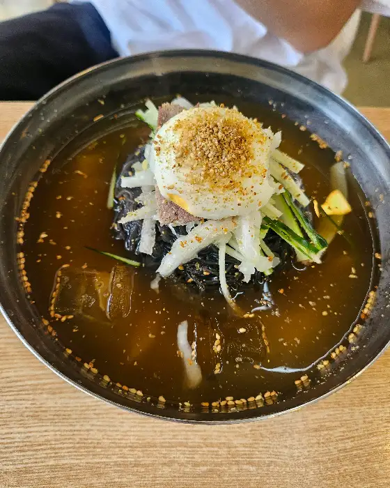 차가운 막국수 국물 비주얼