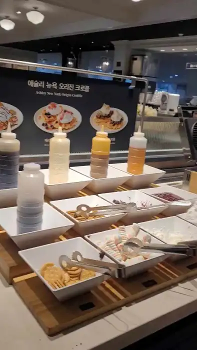 다양한 토핑이 준비된 샐러드 바