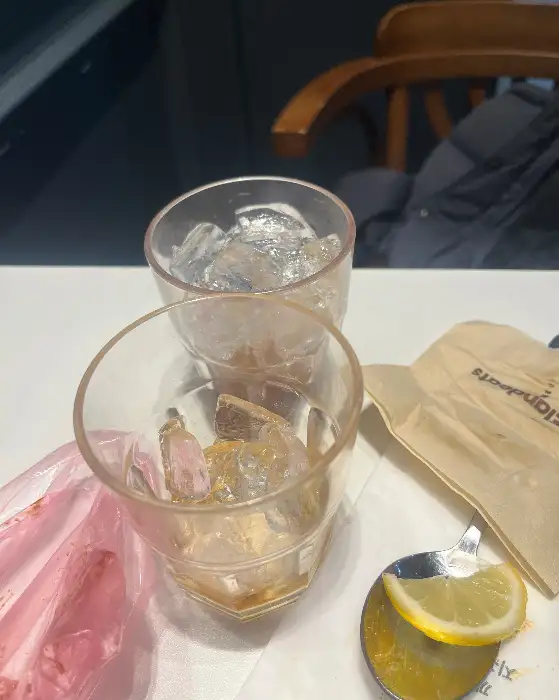 음료와 레몬 슬라이스