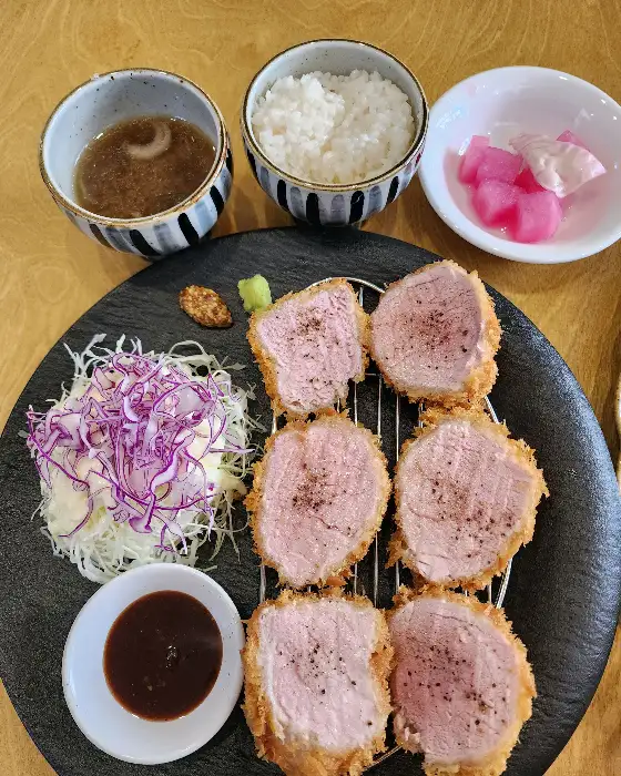 플레이팅 된 안심카츠와 곁들임 메뉴