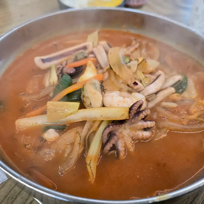 짬뽕 속 해산물과 채소 모습