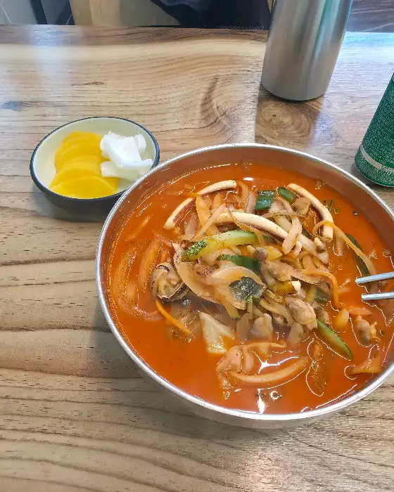 짬뽕 한 그릇과 반찬 모습