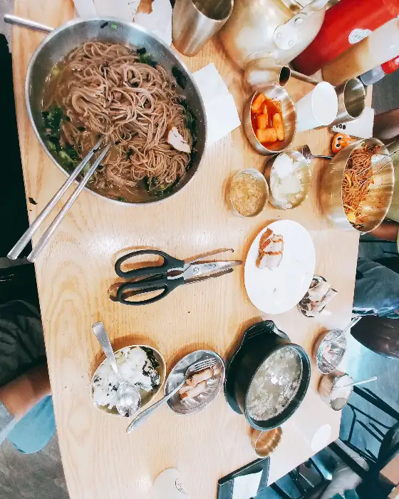식탁에 놓인 다양한 막국수와 곁들임 메뉴들