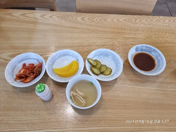 반찬 및 국물 이미지