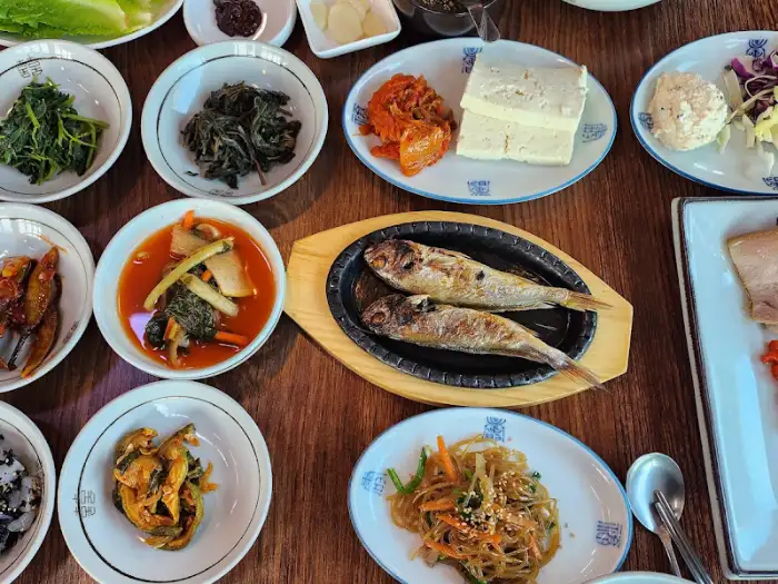 식당 내부 테이블 세팅