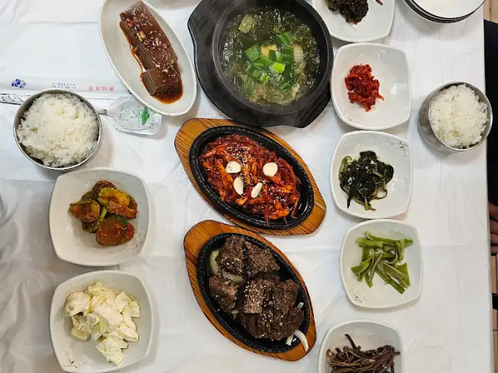 다양한 반찬과 함께 차려진 밥상 모습