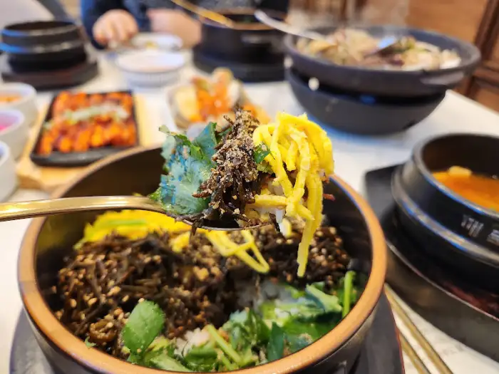 밥 위에 여러 재료가 섞여 있는 비빔밥