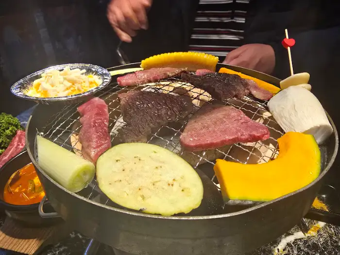 모토이시 와규와 채소 굽는 모습