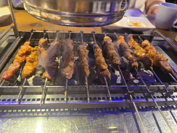 잘 익어가고 있는 양꼬치 꼬치들