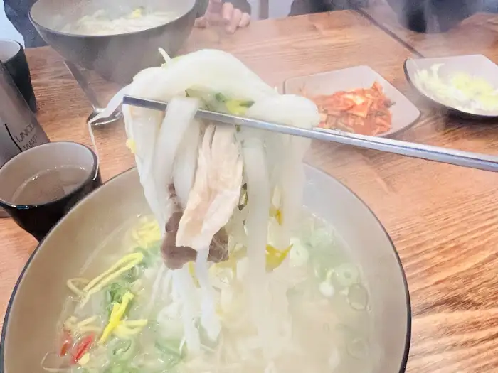 닭칼국수 한 젓가락
