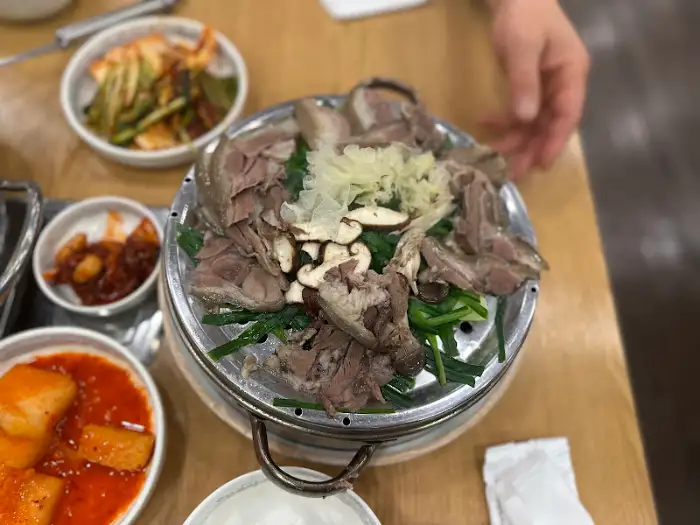 흑염소탕과 곁들임 반찬