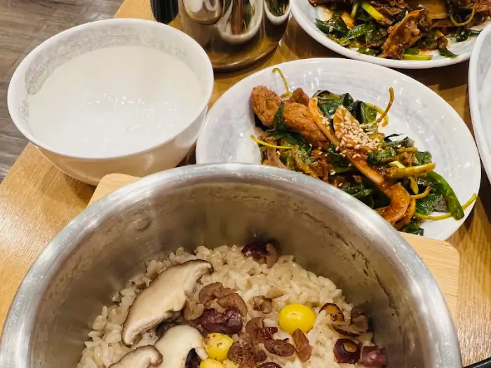 흑염소탕과 영양솥밥