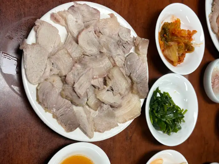 수육과 함께 나오는 곁들임 반찬들