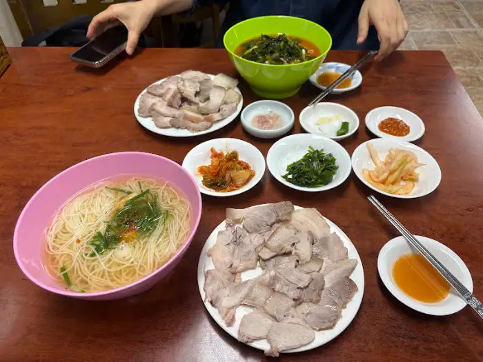 테이블 가득 차려진 맛있는 음식들