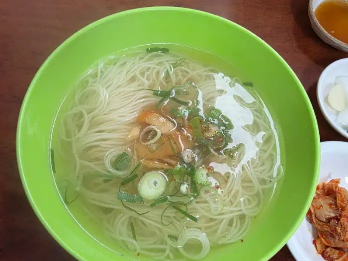 투명한 국물이 매력적인 멸치 육수 국수