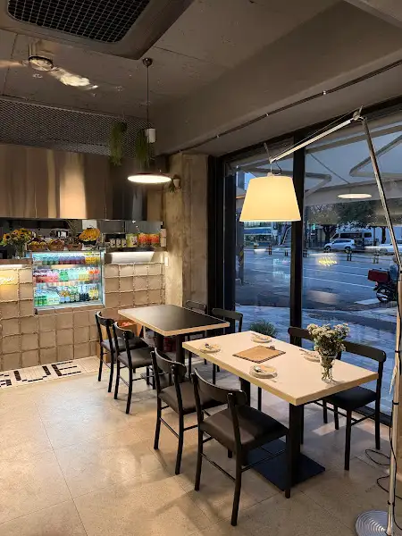 모던하고 세련된 인테리어의 식당 내부