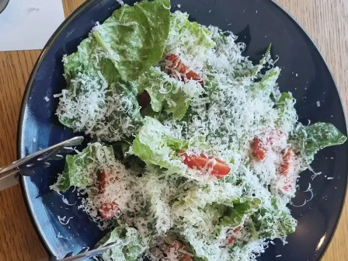치즈가 듬뿍 뿌려진 샐러드