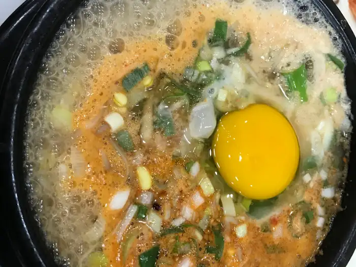 콩나물국밥에 수란이 곁들여진 모습