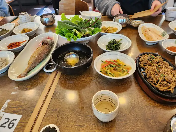 정갈하게 차려진 쌈밥 한 상차림