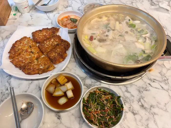순희네빈대떡 닭한마리와 빈대떡 상차림