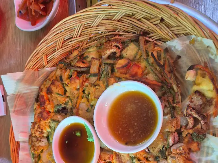 노릇하게 구워진 녹두해물전