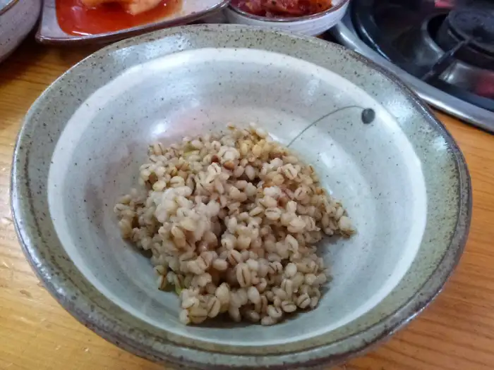 따뜻하게 제공된 보리밥