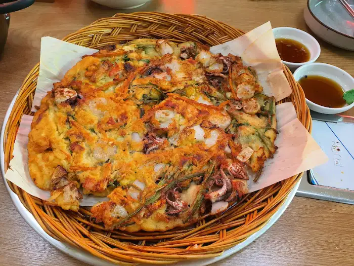 앞접시에 덜어놓은 해물칼국수