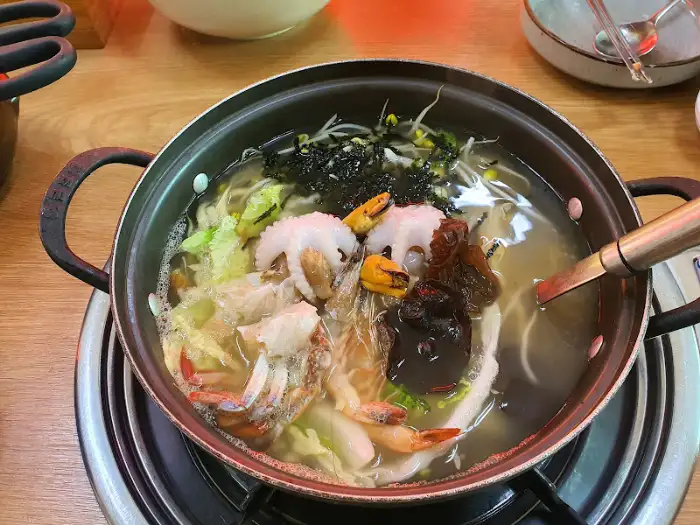 푸짐한 해물이 담긴 칼국수 냄비
