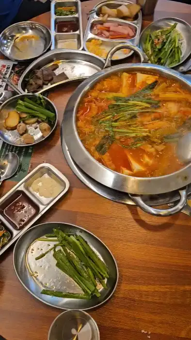 다양한 반찬과 함께 푸짐하게 차려진 곱창전골