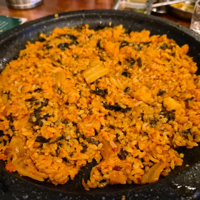 돌판 위에 먹음직스럽게 볶아진 볶음밥