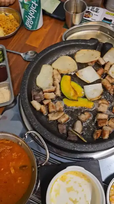 곱창과 함께 곁들여 먹기 좋은 감자, 호박 등의 채소와 소스