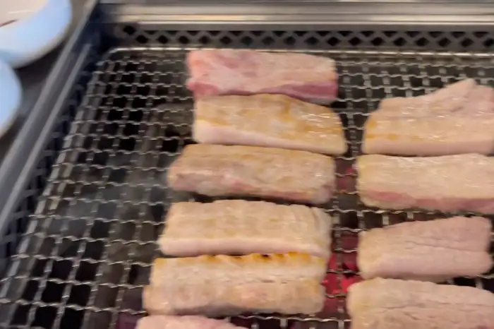 불판 위에 올라간 돼지갈비 조각들