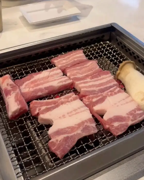 먹기 좋게 잘린 생 돼지갈비 조각들