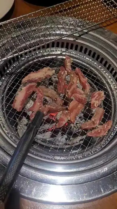 산청꿀갈비 숯불 구이 중인 갈비 사진