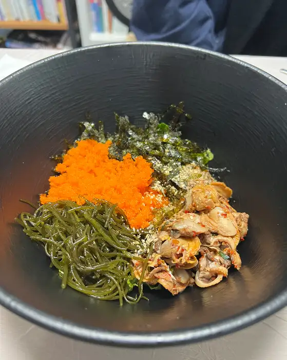 신선한 해초와 꼬막, 날치알이 어우러진 꼬막 비빔밥