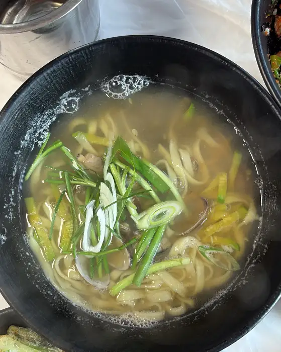싱싱한 바지락과 녹차면이 어우러진 칼국수