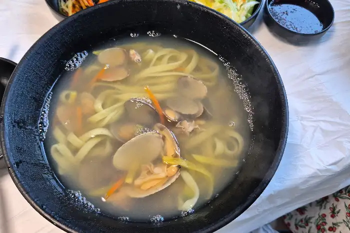 바지락이 넉넉히 들어간 시원한 칼국수