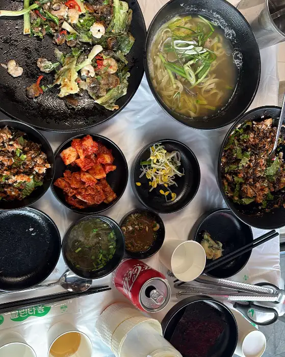푸짐하게 차려진 한 상 차림