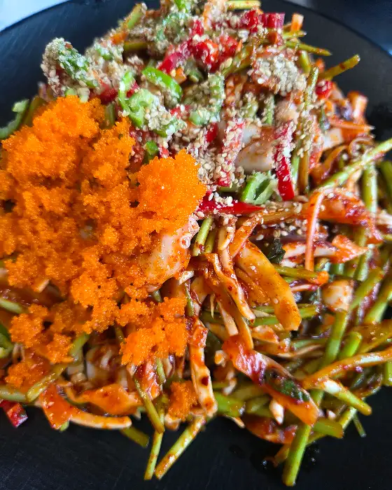 신선한 해산물이 듬뿍 올라간 꼬막 비빔밥