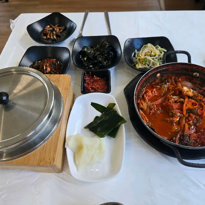 멸치쌈밥과 다양한 반찬이 차려진 상차림