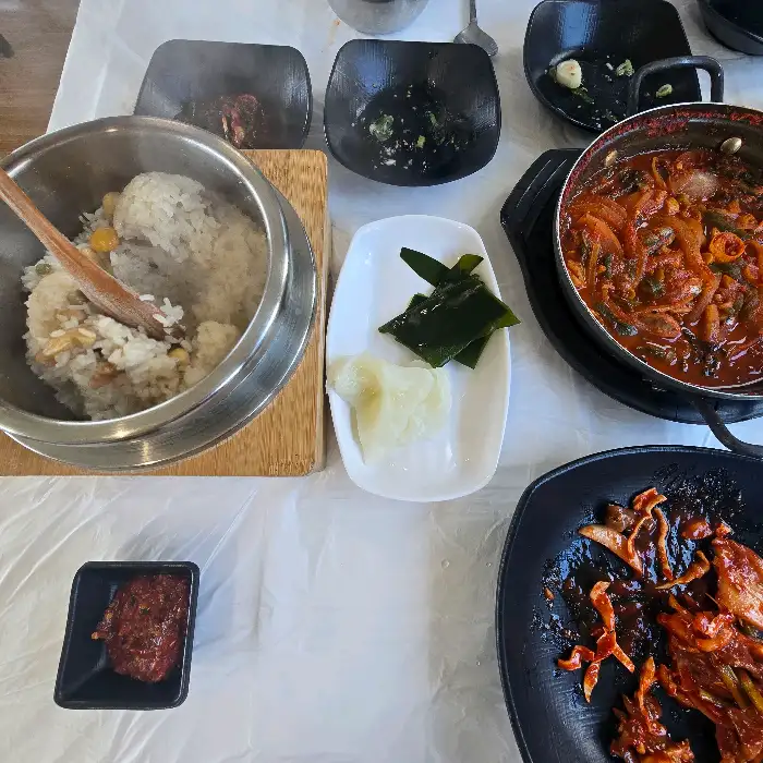 솥밥과 쌈 채소가 함께 제공되는 모습