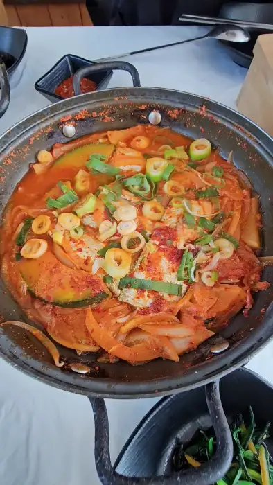 칼칼하게 끓고 있는 멸치쌈밥 모습